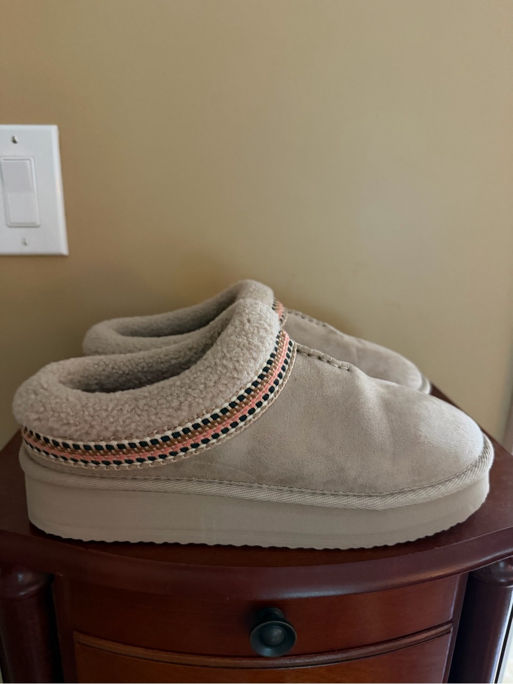 Magellan Outdoors Beige Shearling-Lined Slip-On Slippers with Pink Accent